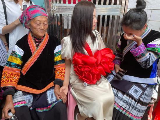  李素燕（中）和外婆（左）、堂妹（右）坐在一起。新京报记者 彭冲 摄