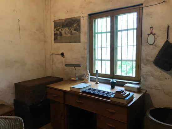  彭士禄在建设陆上模式堆时使用的办公桌。新京报记者 曾金秋 摄