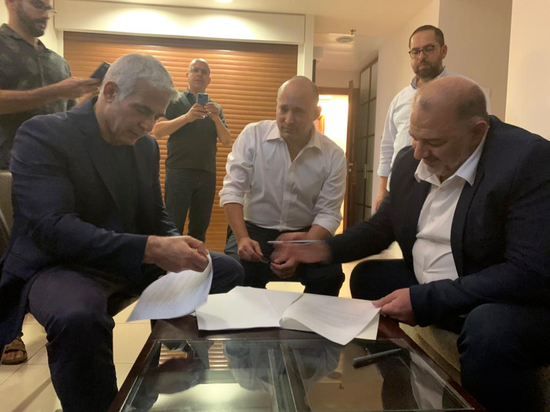 　　·“拥有未来”党领导人亚伊尔·拉皮德（左），统一右翼联盟领导人纳夫塔利·贝内特（中）和拉姆党领导人曼苏尔·阿巴斯（右）签署联合执政协议。