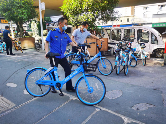  汉兴街成立专班开展共享单车专项整治。通讯员供图