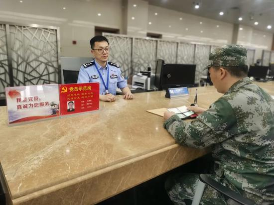  ★一名陆军基层分队干部，正在地方有关部门办理驾驶证“军本换地本”。