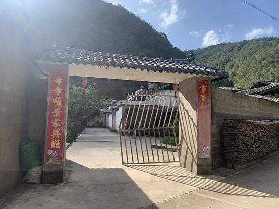  在大象途径的村落，不少人家的铁门被大象撞坏。高佳摄