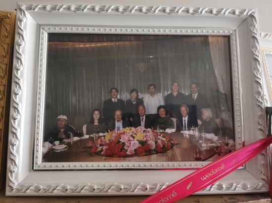 　　九十岁时，清华大学约了三位90岁老人一起过生日，有王希季（1921年生，“两弹一星”元勋之一）、何兆武（1921年生，历史学家），还有杨振宁、翁帆夫妇等，大家一起吃了个饭。