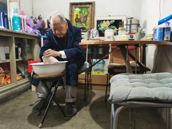 洗把脸。澎湃新闻记者 王诤 摄