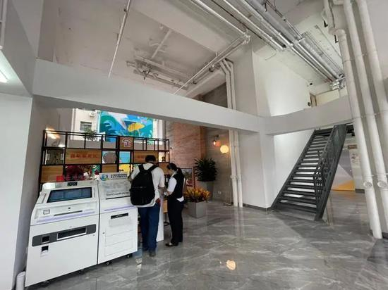 一层公共空间还设有“一网通办”自助服务区方便白领办事