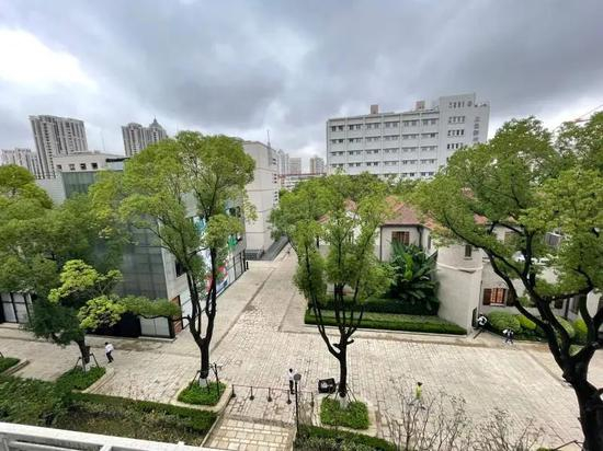  公寓窗外就是茑屋书店（画面右侧）和李佳琦的直播间（左侧）