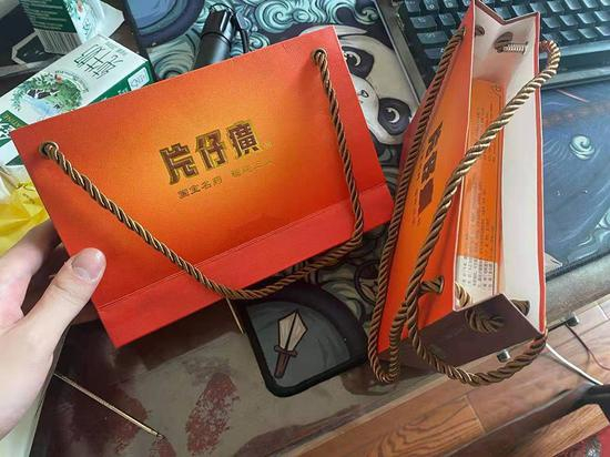  一位“黄牛”展示所要出售的片仔癀大盒产品。