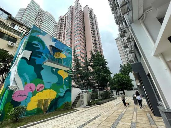 公寓位置与周边居民楼几乎只有一墙之隔