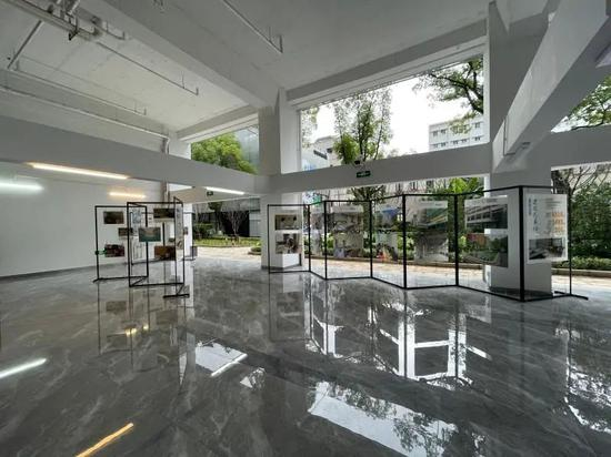  公寓底楼公共空间正在举办展览，展现新华路历史文化风貌区与上生·新所城市更新足迹
