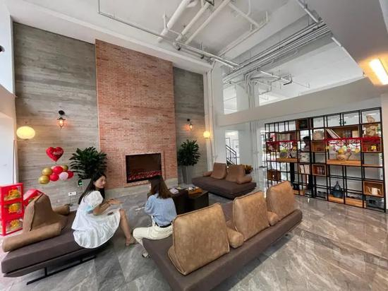  一楼共享会客厅