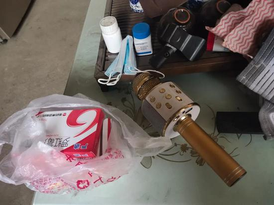  直播间里，尘肺病治疗药物和话筒摆在一起。新京报记者 马延君 摄