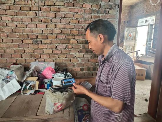 6月11日，林英德翻看年轻时常听的磁带。新京报记者 马延君 摄