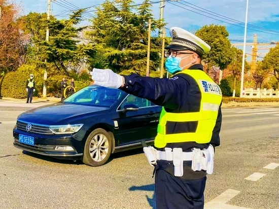 △松江公安分局交警支队民警在沈砖公路辰塔路引导车辆有序进入墓园停车场。