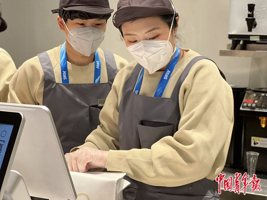 王重阳（右）在张家口赛区闭环内当调饮师。中青报·中青网记者 梁璇/摄