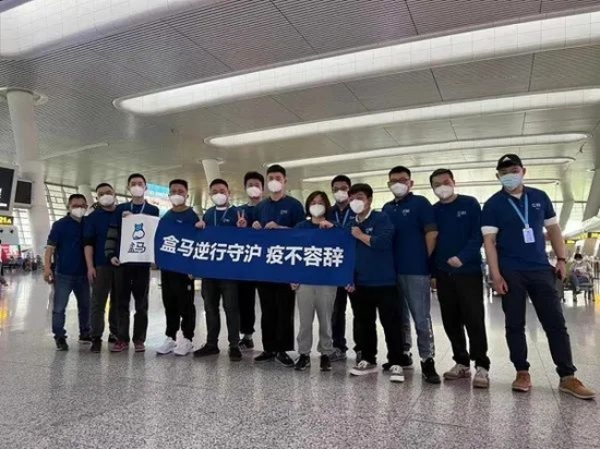 杭州、合肥第一批盒马员工前天抵达虹桥火车站