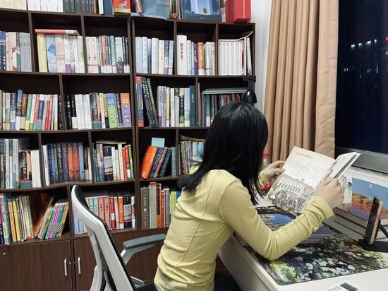 ●孙悦在房间。张雅丽摄