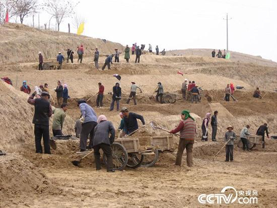 修梯田的场景（资料图）