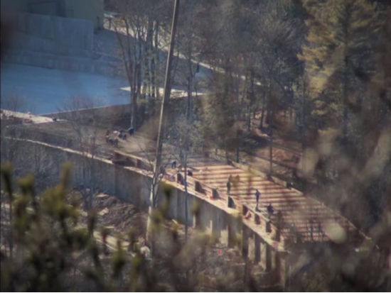 修建中的龙泉寺（图片来源：Youtube / Dragon Springs Temple）