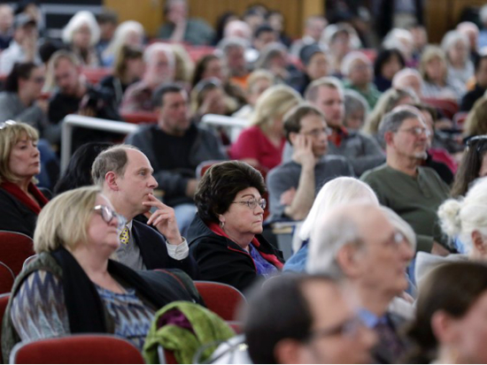 在关于龙泉寺扩建的听证会上，当地居民仔细倾听发言者们的发言（图片来源：&nbsp;Seth Wenig / 美联社）