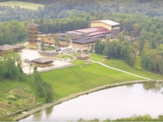 龙泉寺（图片来源：Youtube / Dragon Springs Temple）