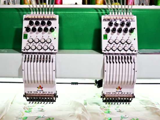 绣花切花车间已实现数据自动化。摄影/《财经》实习记者 张一雪