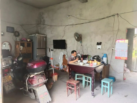 6月11日，林英德独自在家吃早饭。新京报记者 马延君 摄