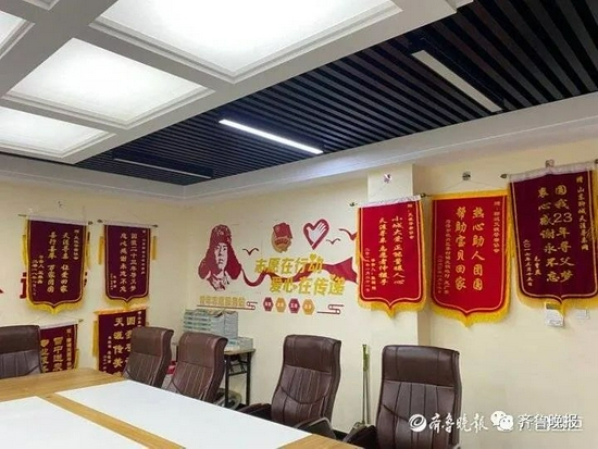 郭刚堂成立聊城市天涯寻亲志愿者协会后帮助别人获得的锦旗