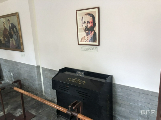 西厢房内的旧风琴（央广网记者 王晶 摄）