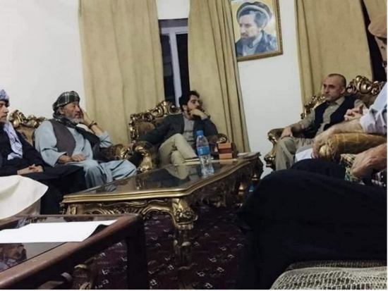  BBC记者亚达·哈基姆在推特上发出的照片显示，萨利赫与小马苏德（图中托腮者）已经会面