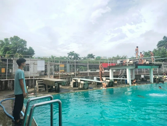  8月10日，郭艺需要观察30位队员的训练动作。新京报记者 马延君 摄