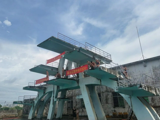  8月10日，湛江市体育运动学校跳水台挂上了庆祝条幅。新京报记者 马延君 摄