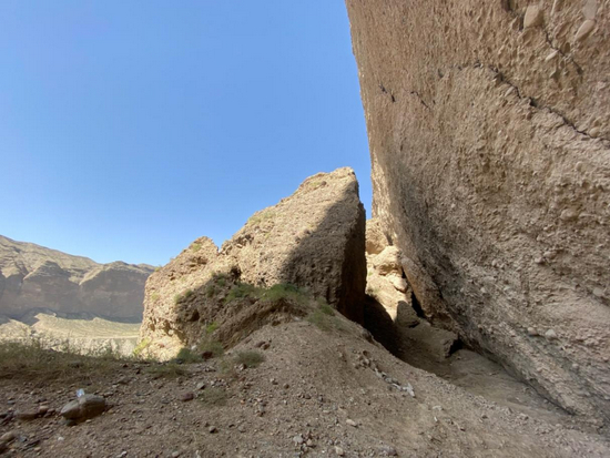 图：2015年10月28日处置行动中，暴恐分子藏匿的山体“夹层”（何卓谦 摄）