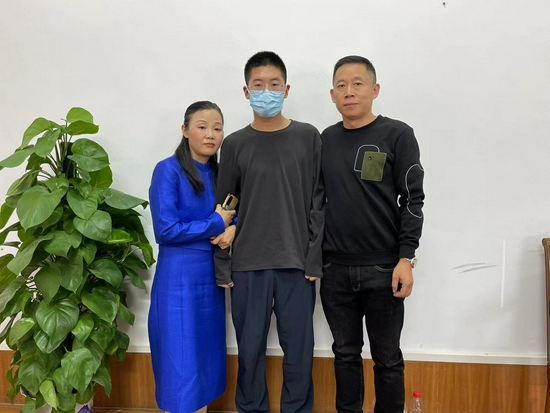 孙海洋夫妻与久别重逢的儿子孙卓合影。