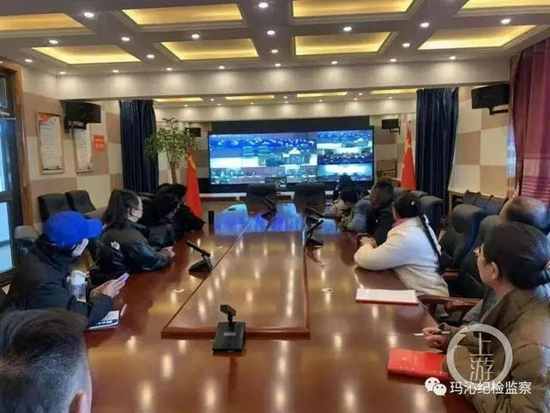 ▲12月8日，玛沁县各政府部门收看格日措、柔智案一审直播。图片来源/玛沁县纪委监委