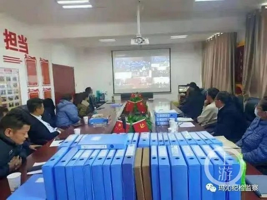  ▲12月8日，玛沁县各政府部门收看格日措、柔智案一审直播。图片来源/玛沁县纪委监委