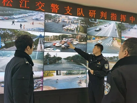  △松江公安分局交警支队研判指挥中心民警及时掌握道路交通实时情况，预判道路风险堵点，即时对道路交通进行调度管控。
