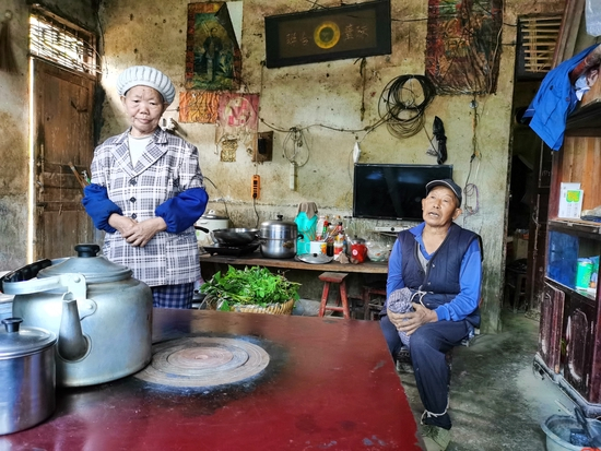 张维平的父母接受采访。澎湃新闻记者 朱远祥 图