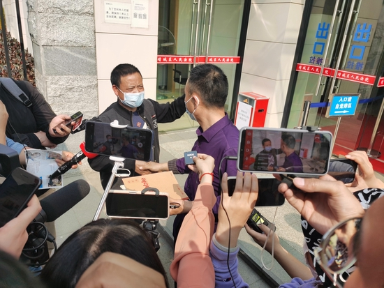 2021年3月26日，参加二审开庭的被拐儿童家长申军良、钟丁酉在法院门口接受采访。 澎湃新闻记者 朱远祥 图&nbsp;