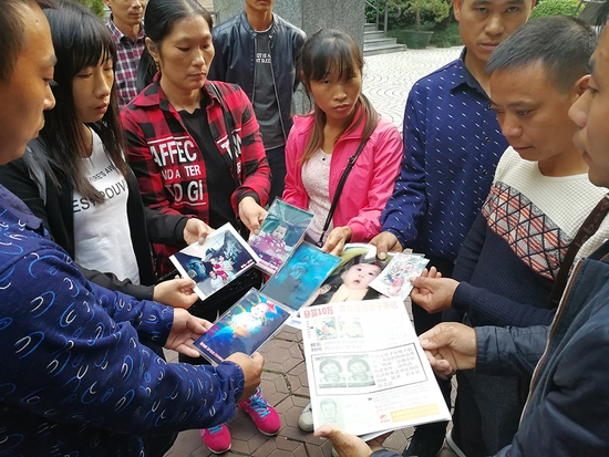 部分家长出示被拐儿童的照片。澎湃新闻记者 朱远祥 图&nbsp;