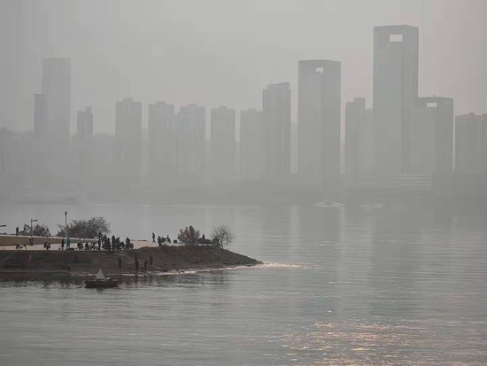 雾霾下的长沙“三馆一厅”水域。