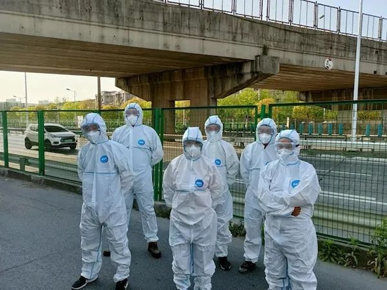 快递员们合影，到4月12日回到岗位的员工已经增加到8名