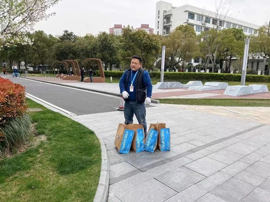  ▲陈延山提着物资送货，几天后封控开始，他被居家隔离。受访者供图