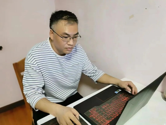  ▲4月13日，陈海建正在居家办公进行订单调度。受访者供图