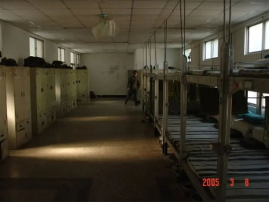 湖口三营区新建工程改造前，寝室是传统大通铺。