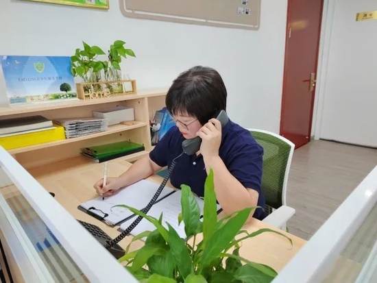 王珍正在通过电话进行心理咨询服务。由受访者供图