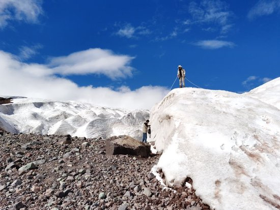 2023年江源科考队员在长江源区的冬克玛底冰川用绳索运送科考设备（7月27日摄）。新华社记者 李劲峰 摄