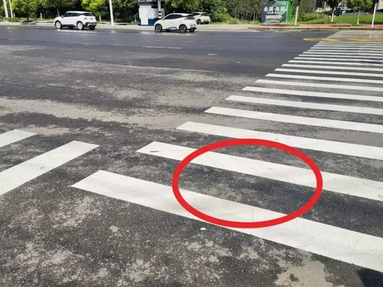 ▲“彩虹桥”东北角的案发地，图中斑马线为“狼嚎烟花致人死亡案”的中心现场，此前地上有大片血迹。新京报记者 程亚龙 摄