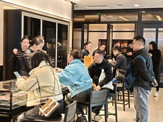 顾客在店内选购饰品。