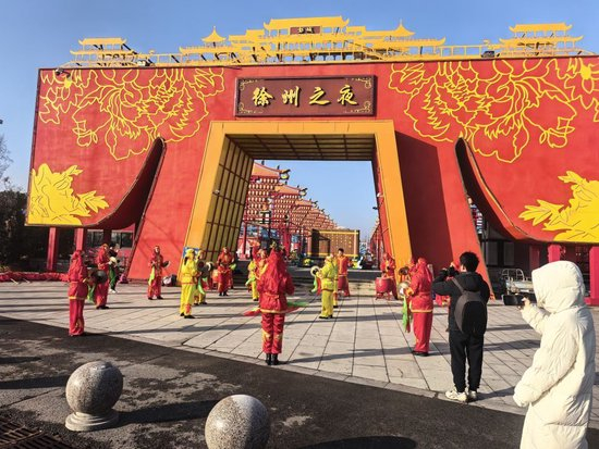  2025年12月14日，马庄村农民乐团在进行民俗表演。（刘冰 摄）