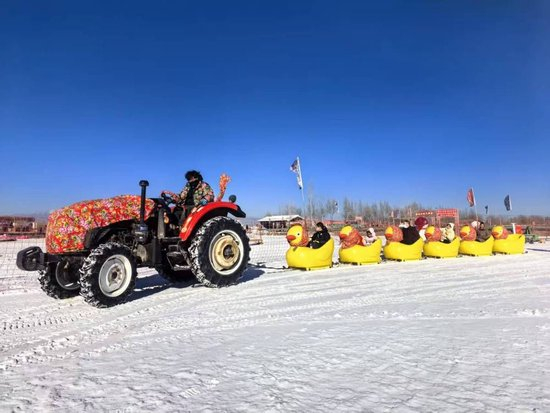  1月10日，游客在四十里店村的稻渔空间体验冰雪游乐项目。新华社记者马丽娟 摄